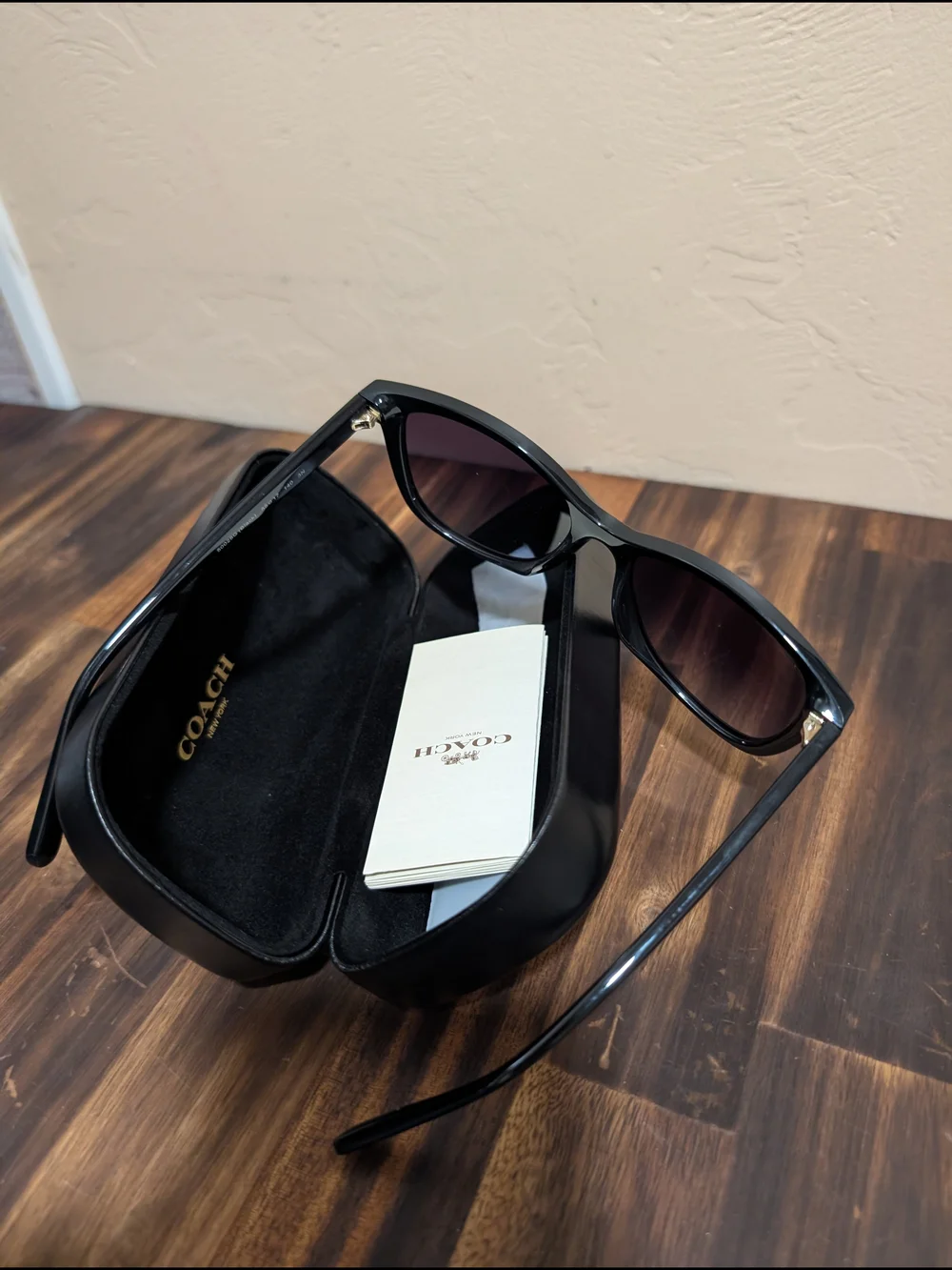 New Womans Coach Black Frame Sunglasses HC 8369U  W/Leather Case